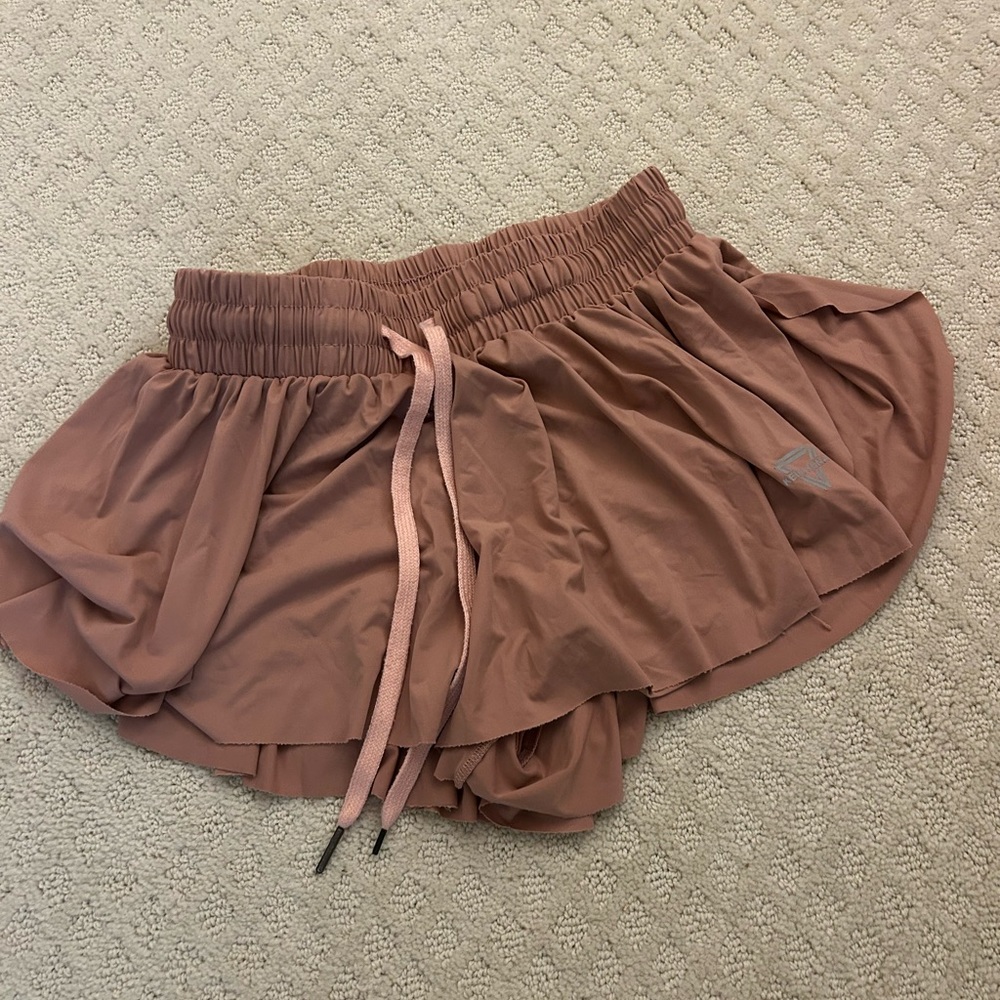 Keiki Kona 2-IN-1 flowy fitness shorts. Size small. Pink. Great condition